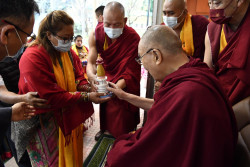 Dalai Lama meets  35 Nepalis in India